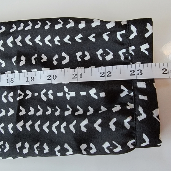 EUC Collective Concepts Black White Long Sleeve Vneck Shorts Romper Size M - Picture 10 of 10